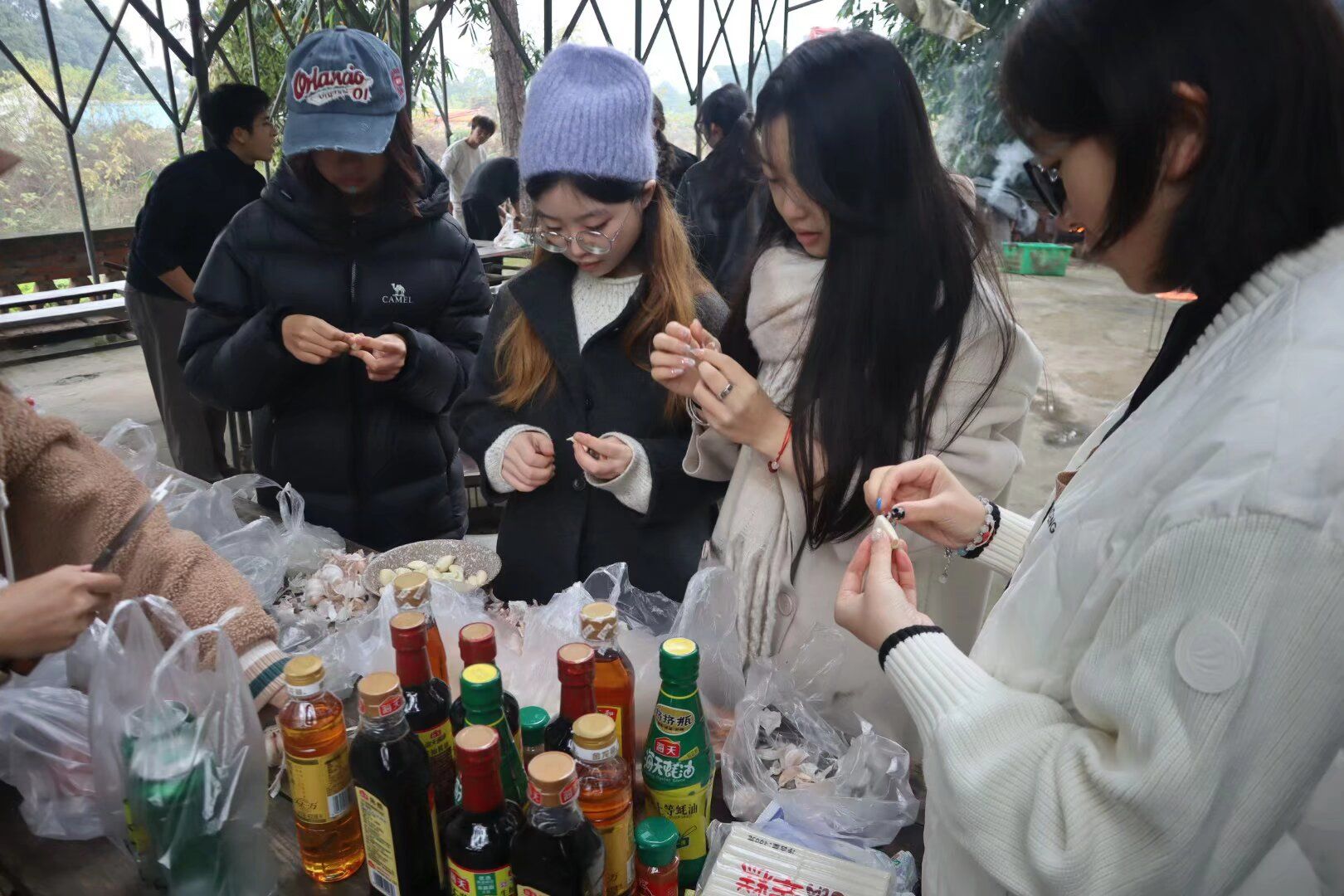 馨心社农家乐共同做饭