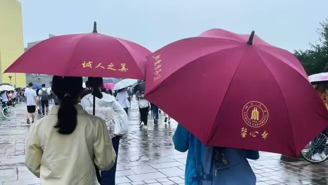雨天校园中的馨心伞
